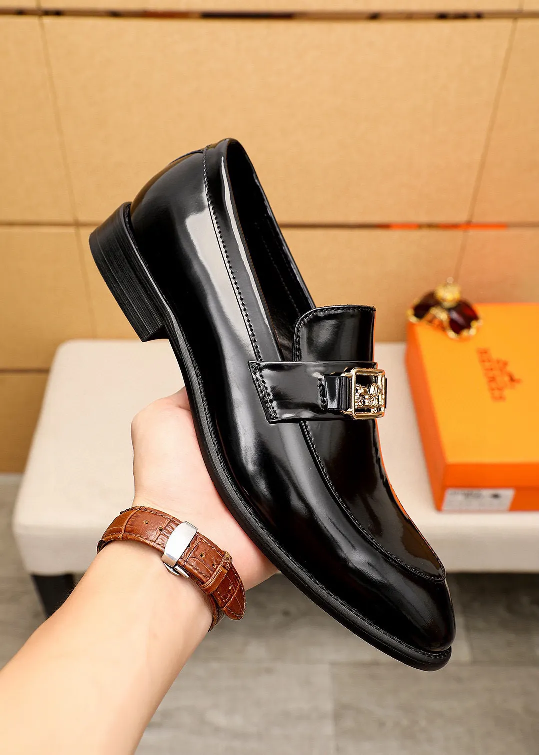 Men's shoes 💰460 💐 Product trademark: HERMES "Hermès" casual leather shoes Regular size: 39-44 (38.45.46🉑️customized) Product materials: Selected imported first-layer open-edge beaded calfskin upper + classic hardware buckle, imported water-dyed 🐂 cowhide lining. Strong three-dimensional visual effect, combined outsole Color: 1⃣️color optional